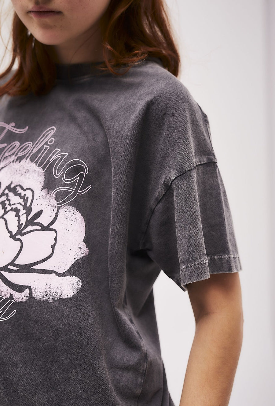 Dziewczęcy T-shirt oversize z nadrukiem - szary