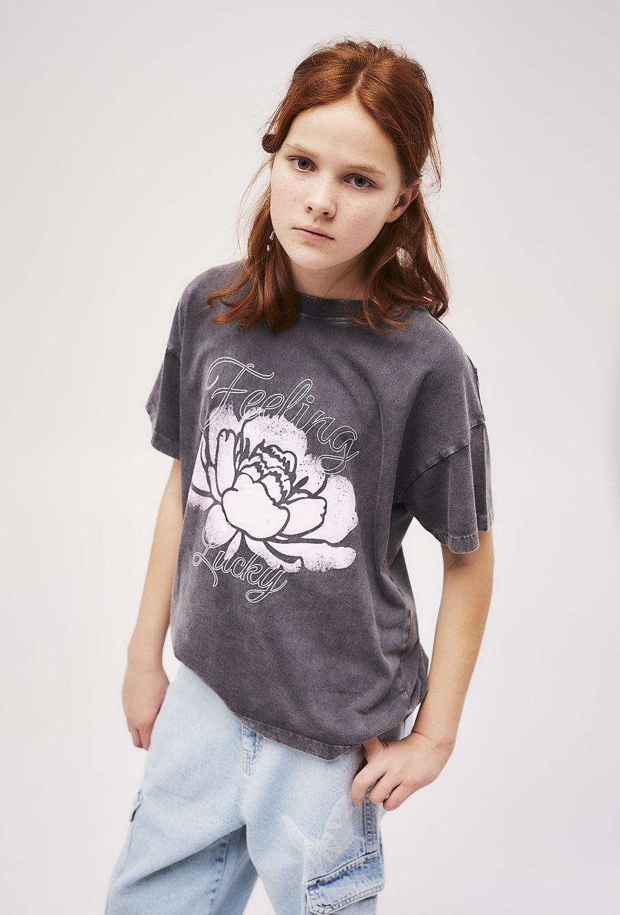 Dziewczęcy T-shirt oversize z nadrukiem - szary