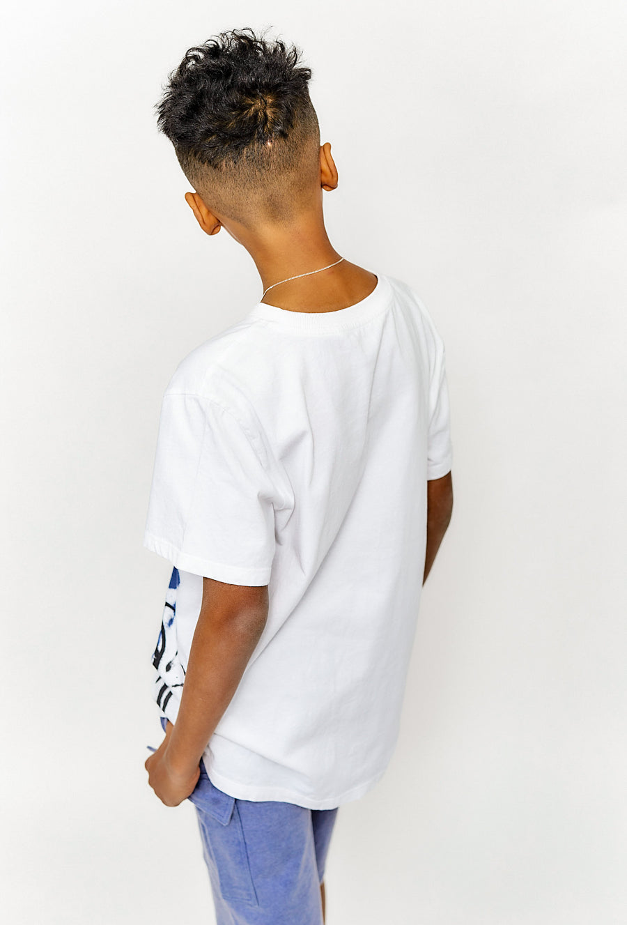 Biały T-shirt chłopięcy na lato